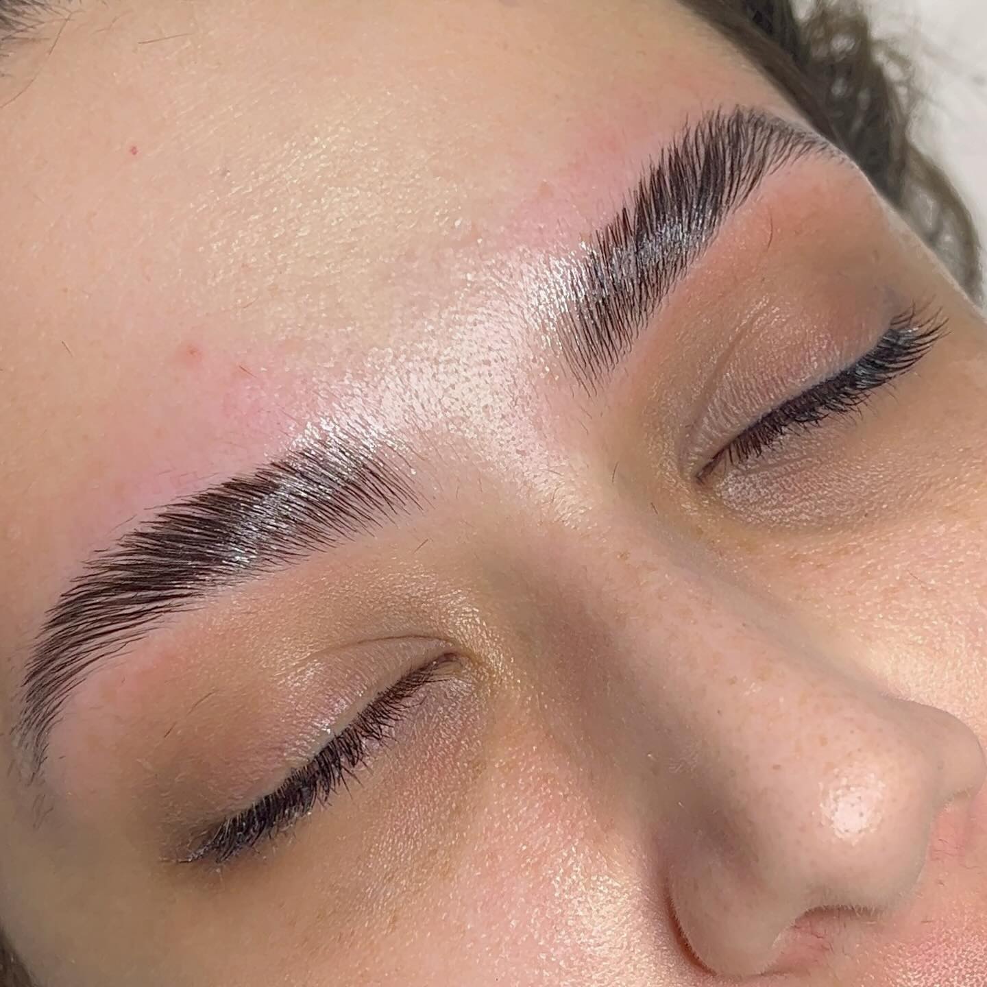 Design de Sobrancelhas em Ituiutaba – Perfeição no Carioca’s Hair